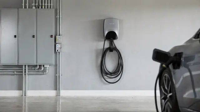 Wallbox-Installation mit Sicherungskasten und Leitungsführung zum Schutz von Leitung, FI und Stromkreis
