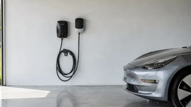Wallbox an der Garage: Anmeldung, Meldepflicht und Genehmigung für eine E-Ladestation