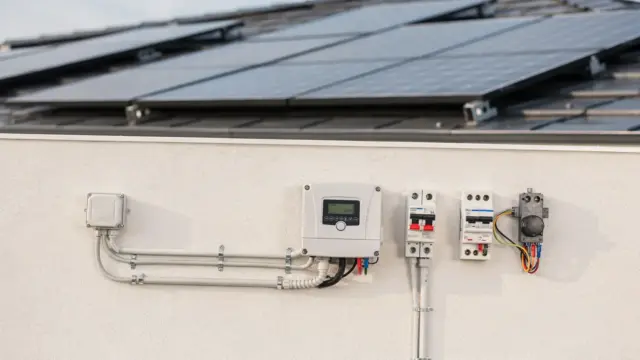 PV-Anlage mit Wechselrichter und Verkabelung als Motiv zum elektrischen Defekt