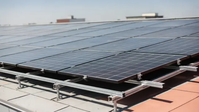 PV-Abstandsregeln: Solarmodule auf einem Dach mit sichtbaren Mindestabständen zwischen den Reihen