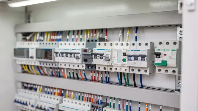 Schutzgeräte bei Photovoltaikanlagen in einem Elektroverteiler mit Überspannungsschutz und Sicherungen