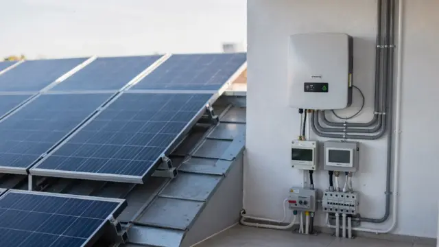 Solaranlage mit Solarmodulen und Wechselrichter für laufende Kosten und Wartung