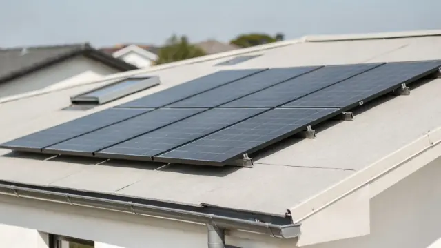 Moderne Hausdachfläche mit Solarmodulen zum Thema Photovoltaik und benötigte Dachfläche