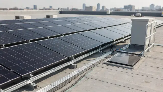 Photovoltaikanlage auf einem Dach als Symbol für Betreiberpflichten bei Photovoltaik