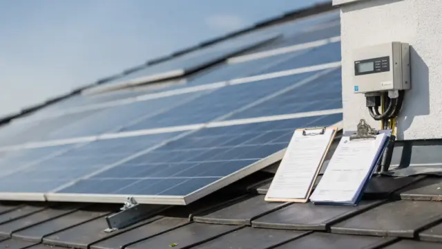 Technische Anmeldung einer PV-Anlage mit Solarmodulen, Wechselrichter und Unterlagen