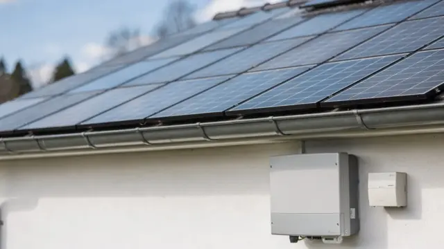 Photovoltaikanlage mit Überspannungsschutz im Elektroverteiler für den Artikel über Photovoltaik