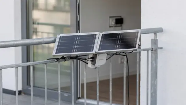Balkonkraftwerk auf einem Wohnungsbalkon mit Solarmodulen, Wechselrichter und Anschlussbereich in Deutschland