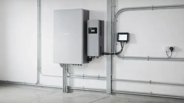 Stromspeichertechnologie für PV-Anlagen in einem Hauswirtschaftsraum mit Batteriespeicher und Wechselrichter