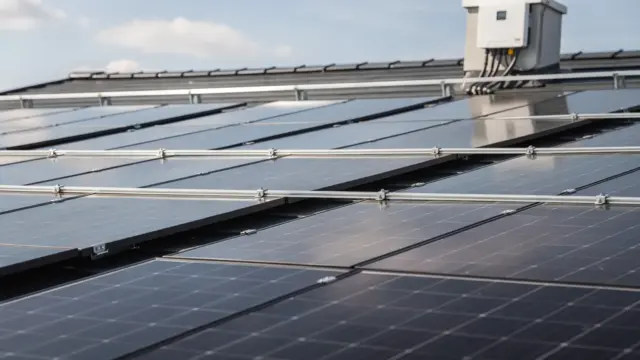 Photovoltaikanlage auf Hausdach zum Thema PV-Lebensdauer