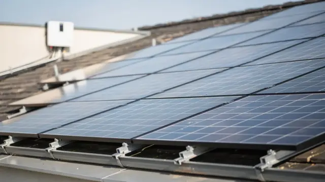 Photovoltaikanlage auf Hausdach zum Thema PV-Lebensdauer