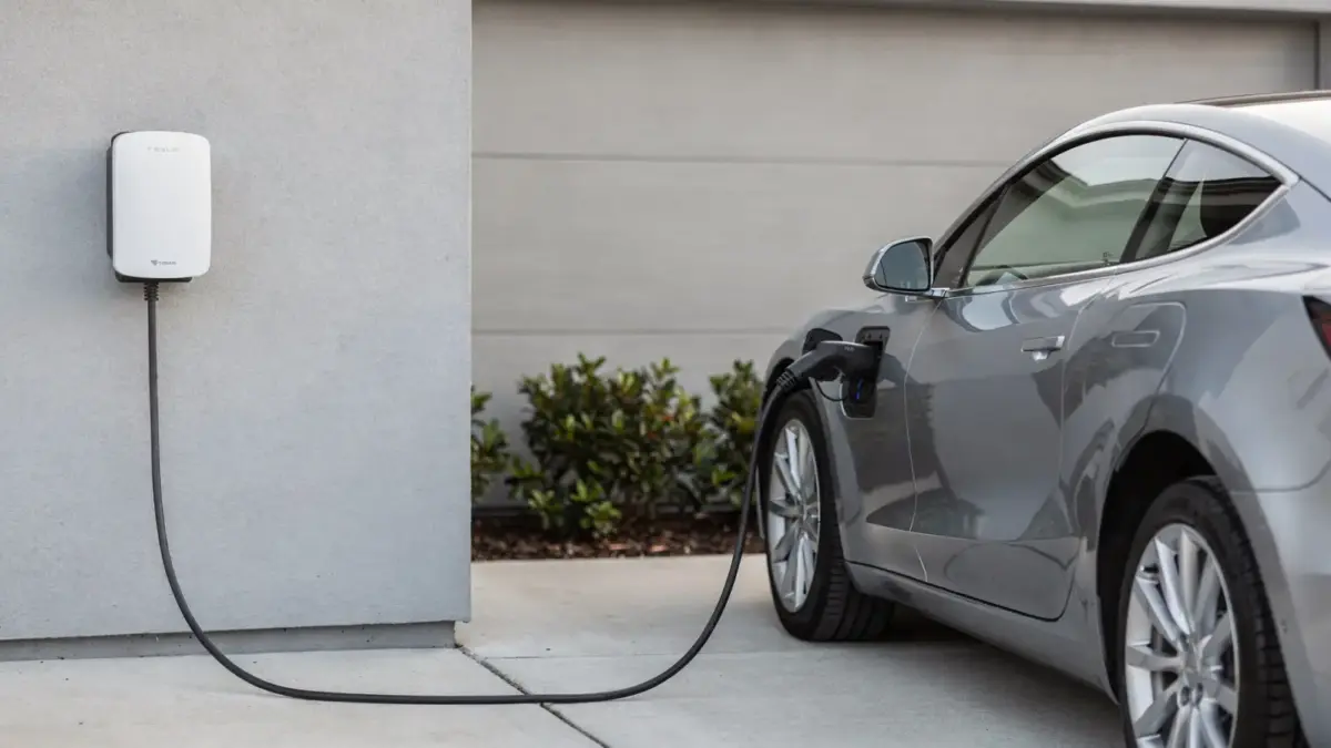 Wallbox an der Garagenwand mit Elektroauto: Ladeleistung zu Hause