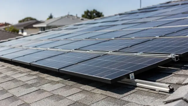 Solarmodule auf einem Dach mit sichtbaren Abständen für PV-Abstandsregeln