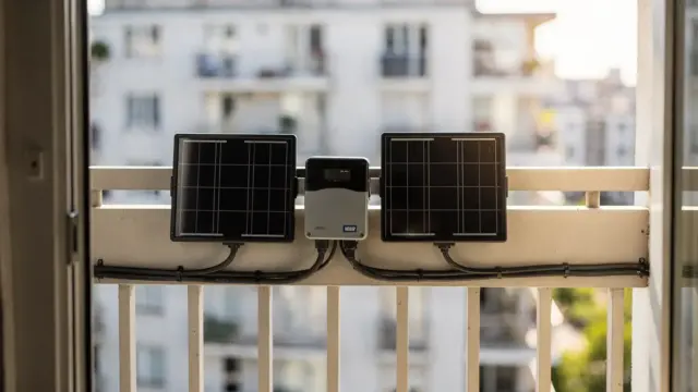 Balkonkraftwerk mit zwei Solarmodulen auf einem Balkon in der Stadt